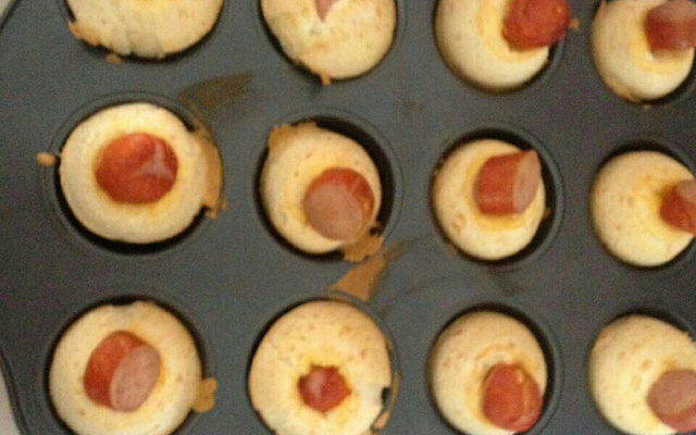 Pão de queijo com salsichas