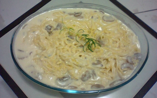 Espaguete ao molho gorgonzola com cogumelos Paris