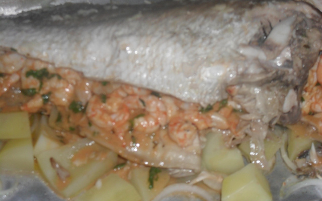 Corvina recheada com camarão no forno