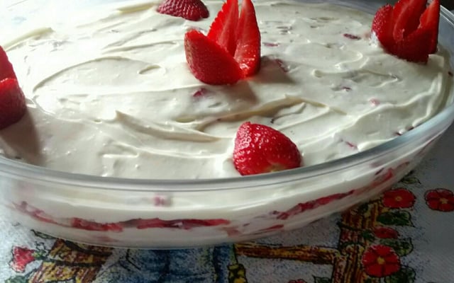 Pavê de nata com morango delicioso