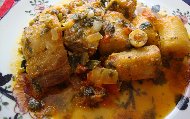 Peixe miraguaia com banana da terra