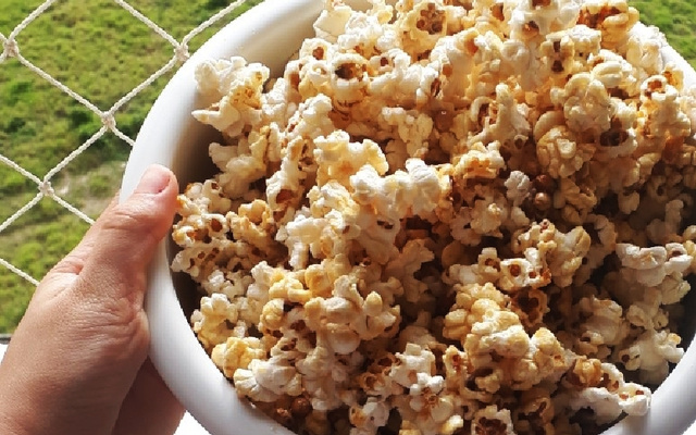 Pipoca caramelizada feita no fogão