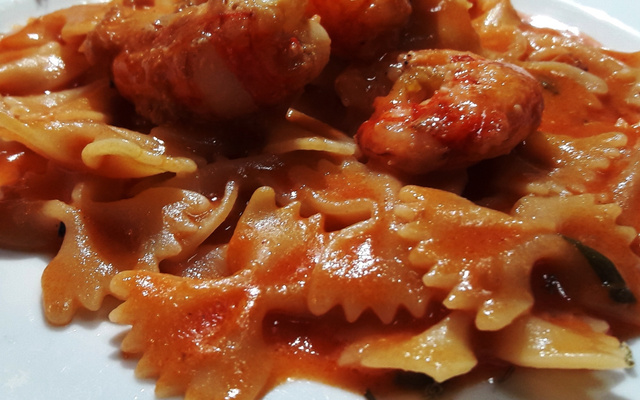 Farfalle com camarões