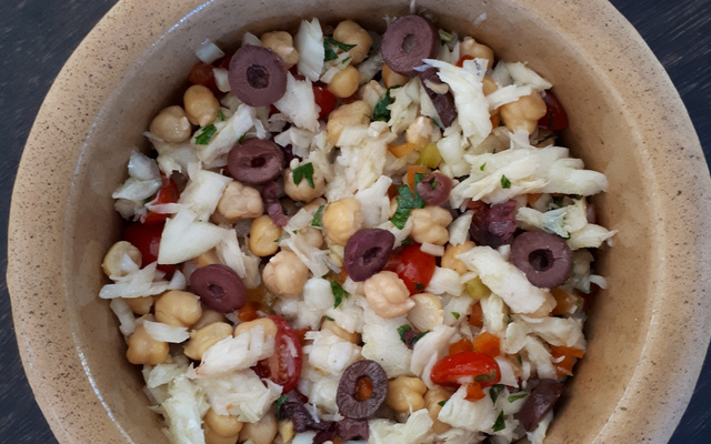 Salada de bacalhau com grão-de-bico