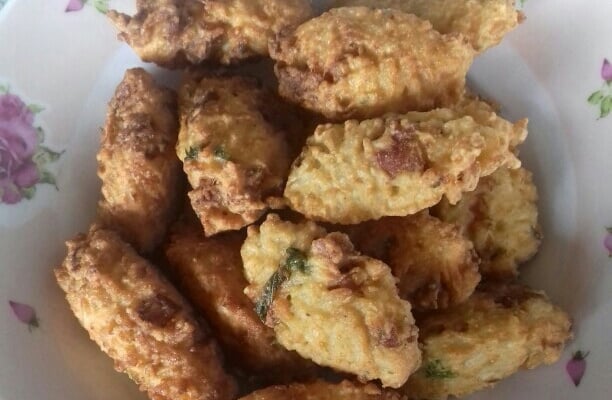 Bolinho de arroz com calabresa