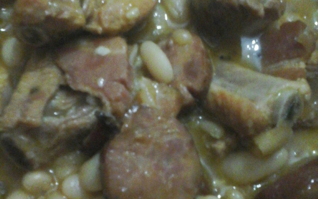 Costelinha de porco com feijão branco