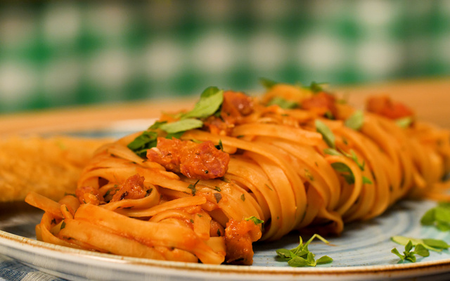 Macarronada ao molho de tomate, bacon e manjericão
