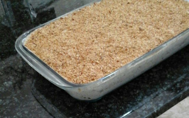 Pavê de amendoim finalizado com amendoim triturado