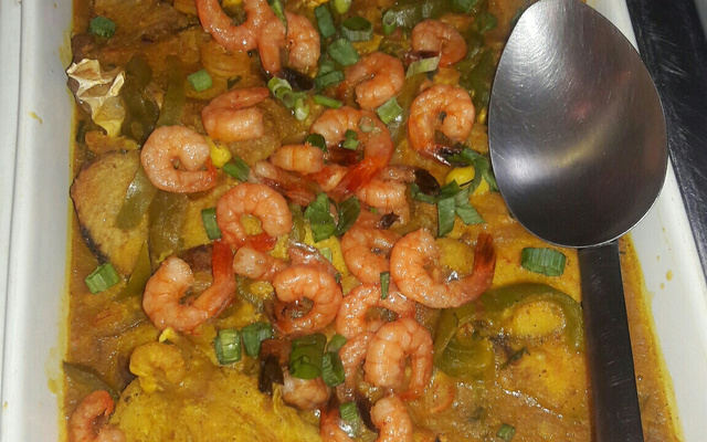 Moqueca de peixe com molho de camarões