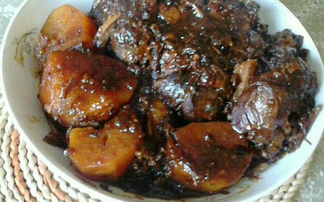 Carne assada com batatas douradas