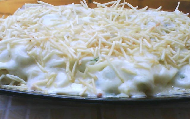 Macarrão ao molho branco com presunto e mussarela