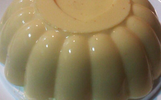 Pudim de pêssego em calda