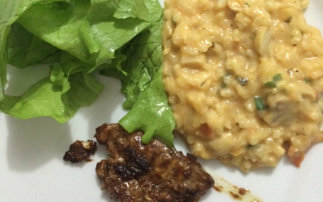 Risoto de alho poró com filé ao molho barbecue