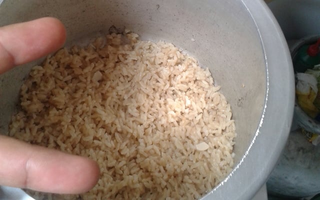 Arroz integral na panela de pressão