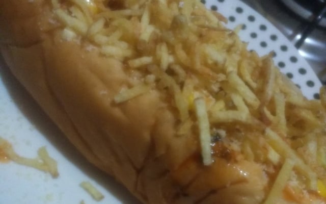 Cachorro-quente com batata palha caseira