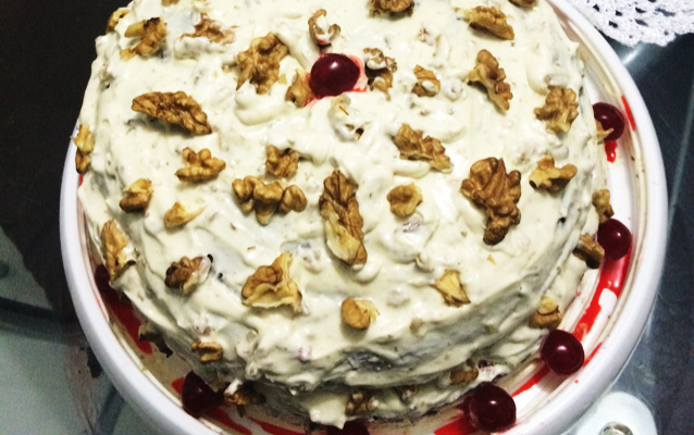 Bolo red velvet com nozes