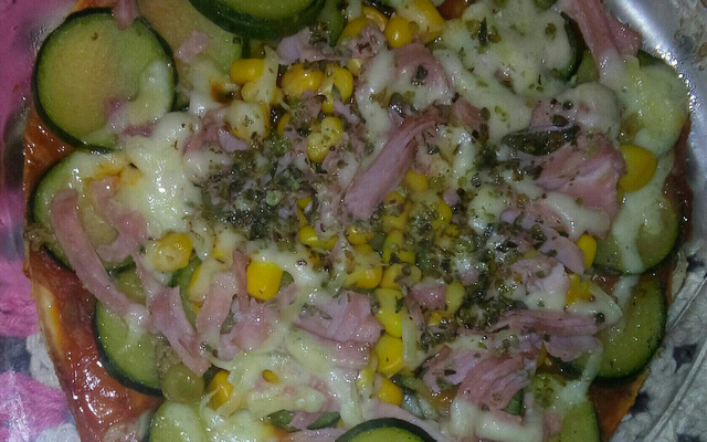 Pizza de abóbrinha com massa de pastel