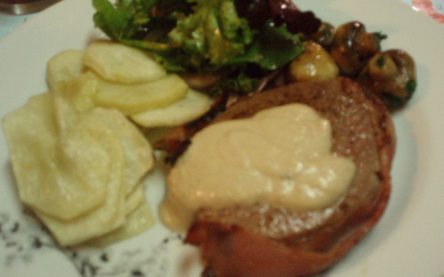 Bife grelhado com molho de mostarda e batata dourada