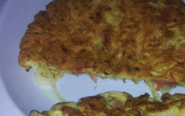 Omelete com salsicha e cebola
