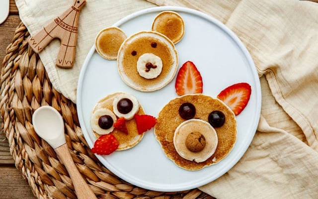 Panqueca doce em formato de urso, coruja e cachorro