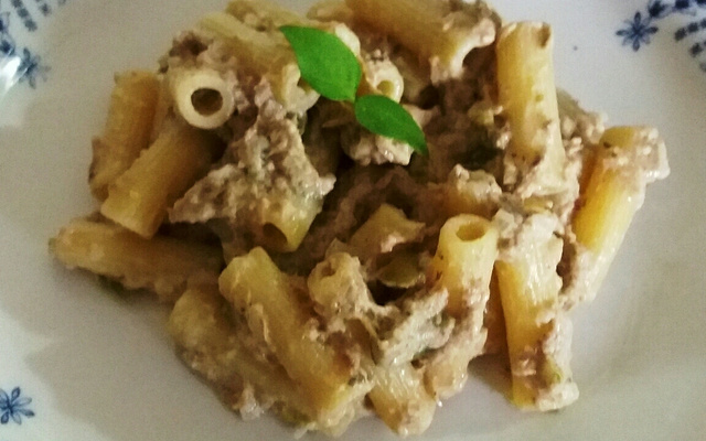 Rigatone ao molho de atum