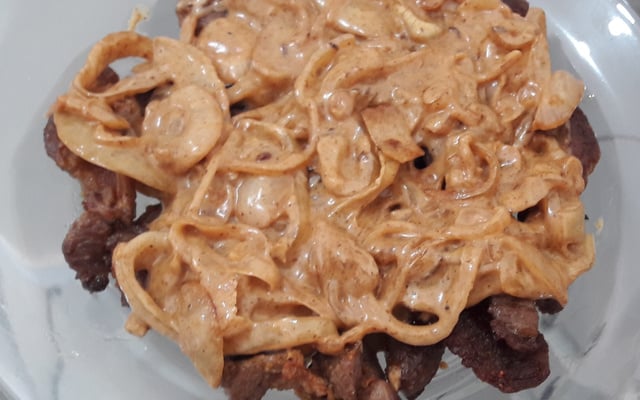 Bife acebolado com molho de maionese