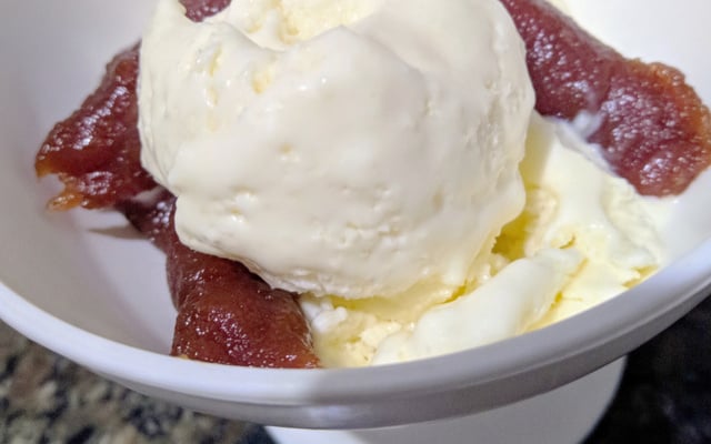 Sorvete de queijo com calda de goiabada