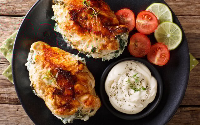 Frango desossado recheado com presunto, queijo e bacon