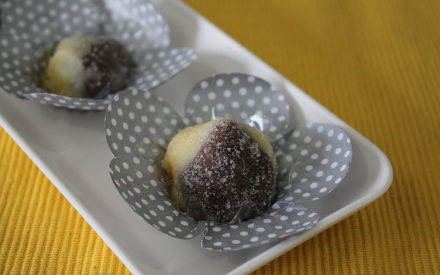 Brigadeiro preto com brigadeiro de maracujá