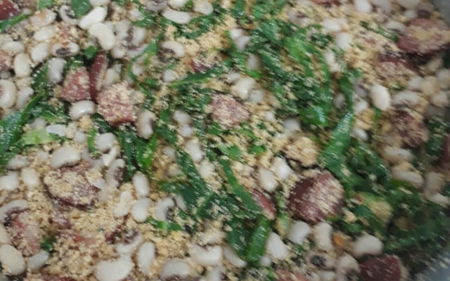 Farofa de feijão fradinho com couve