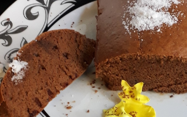 Bolo chocolate de 4 ingredientes e sem leite