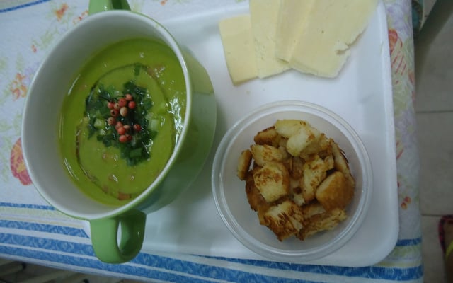 Sopa de ervilha com calabresa e bacon