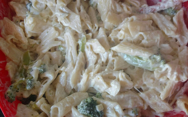 Macarrão ao molho branco e brócolis