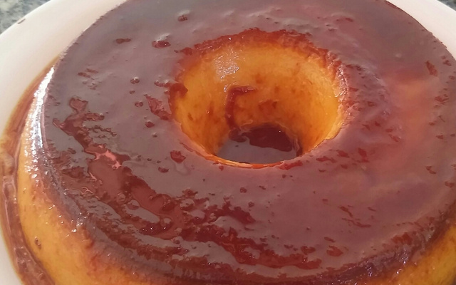 Pudim de leite condensado na panela de pressão