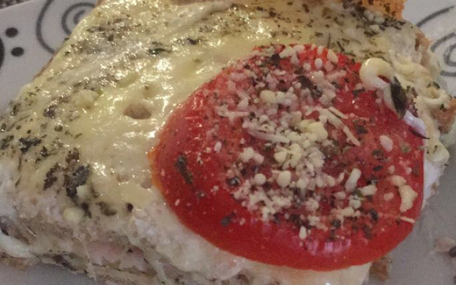 Torta de pão de forma com queijo e presunto