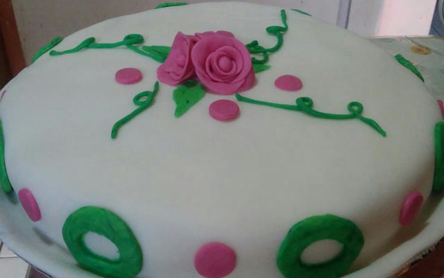 Bolo de morango com leite condensado consistente