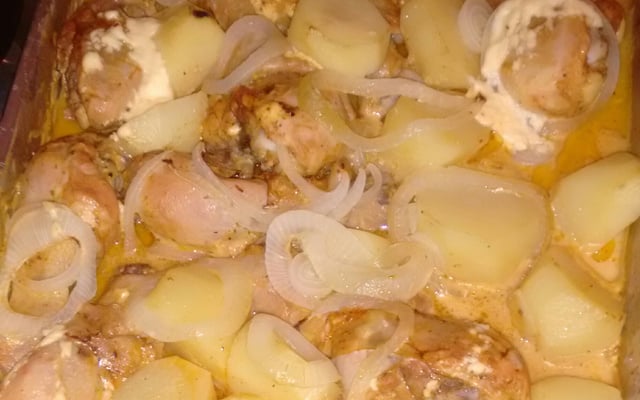 Frango assado com batatas e maionese