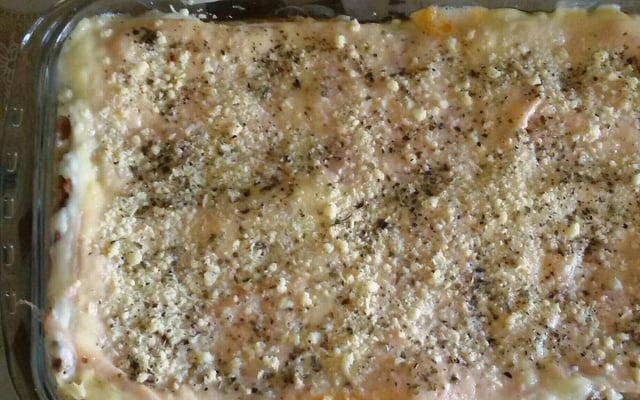 Lasanha com molho branco e bolonhesa