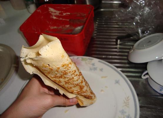 Panqueca doce e leve com recheio de sorvete