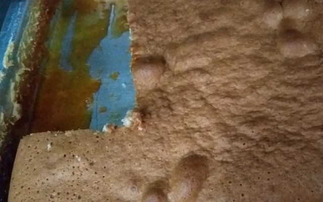 Bolo invertido de banana caramelada de liquidificador