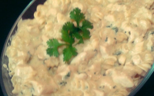 Macarronada ao molho branco com cubos de frango