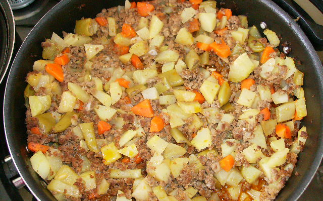 Carne moída com jardineira de legumes