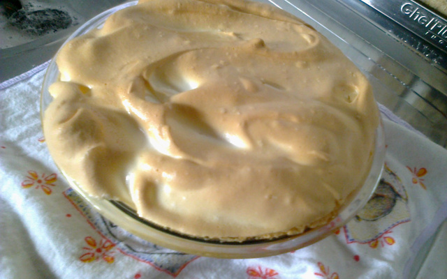 Chico balanceado com banana