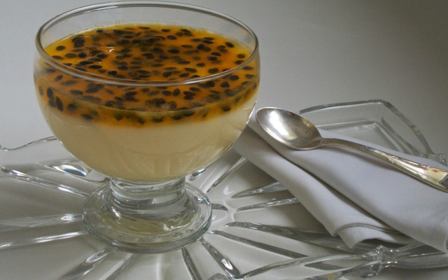 Mousse de maracujá com calda