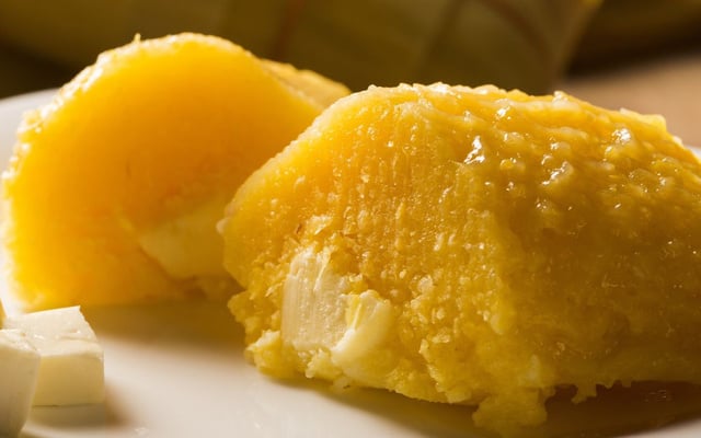 Pamonha salgada recheada com queijo cremoso