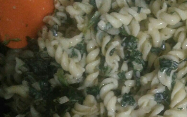 Macarrão com espinafre fácil