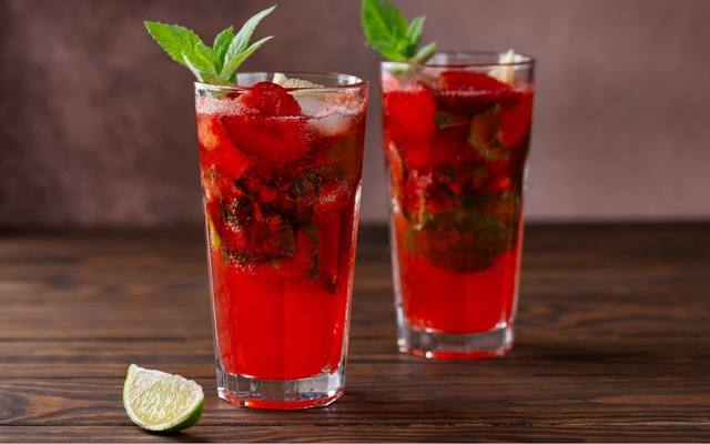 Fresh Fruits Perrier feito com morango, limão e outras frutas