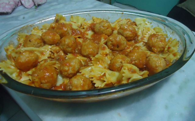 Macarrão com almôndegas de frango