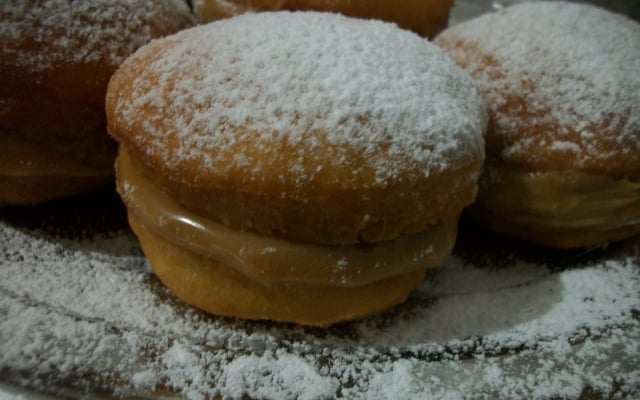 Sonho com recheio de doce de leite