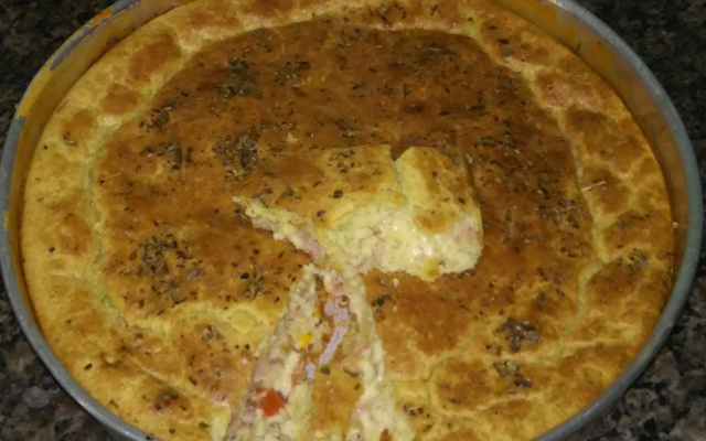 Torta de liquidificador com queijo e presunto